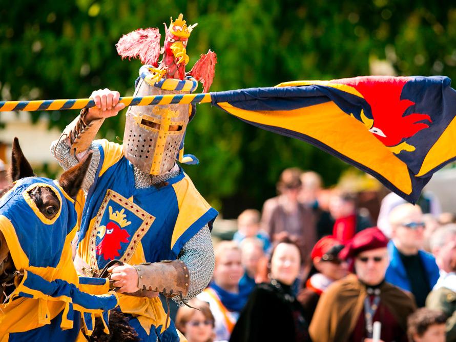 Ritter auf einem Pferd beim Ritterfest © JFM