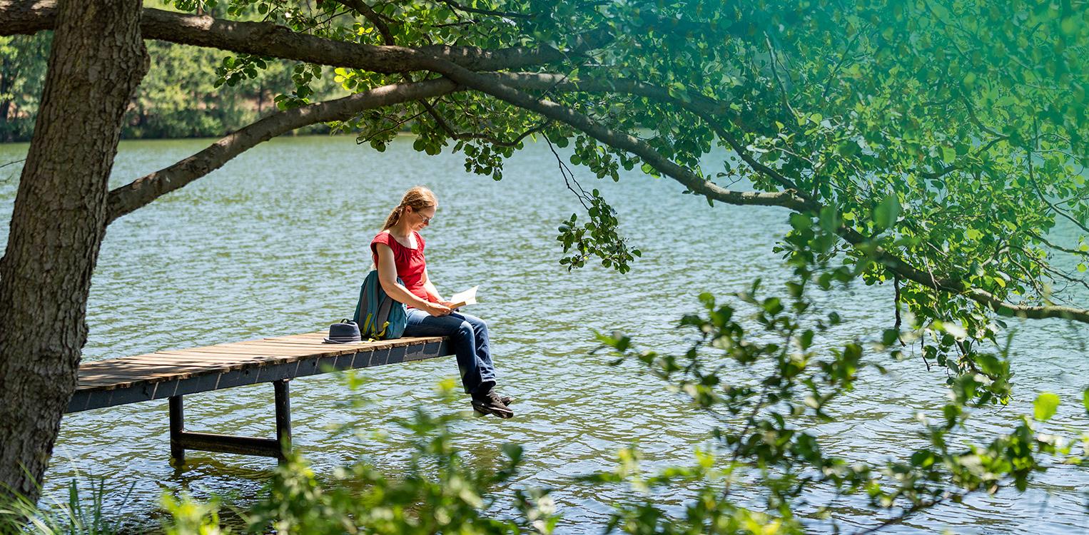 Kobieta czytająca nad jeziorem Wirchensee w Schlaubetal © Seenland Oder-Spree/Florian Läufer