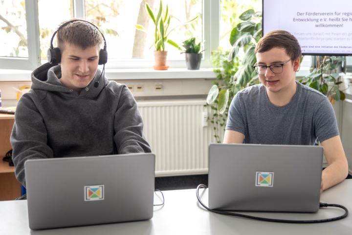 Zwei Jugendliche arbeiten an Laptops © AzubiProjekte