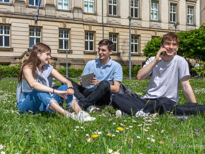 Students on a meadow in front of the Viadrina © Heide Fest