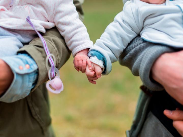 Hände zweier Babys die sich berühren © PublicCo/Pixabay