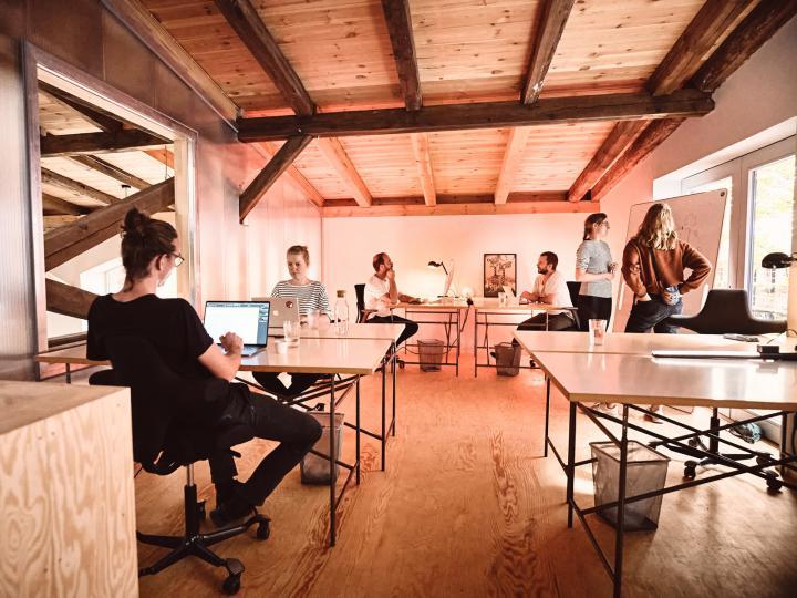 Coworking in the barn on the Prädikow farm © Adam Naparty