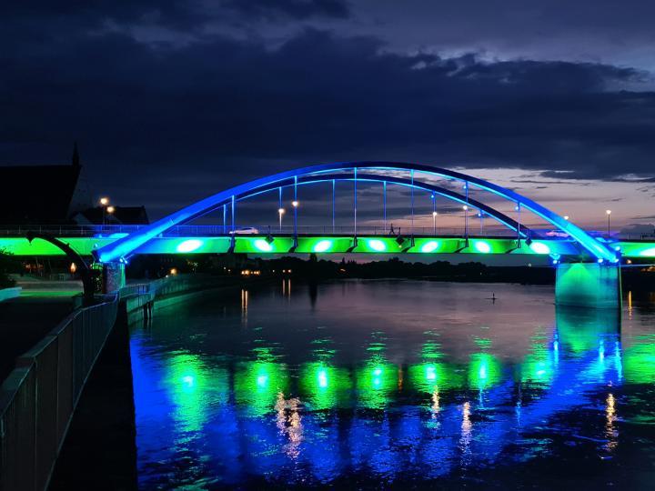 Illuminated city bridge in Frankfurt (Oder) © Claus Junghanns