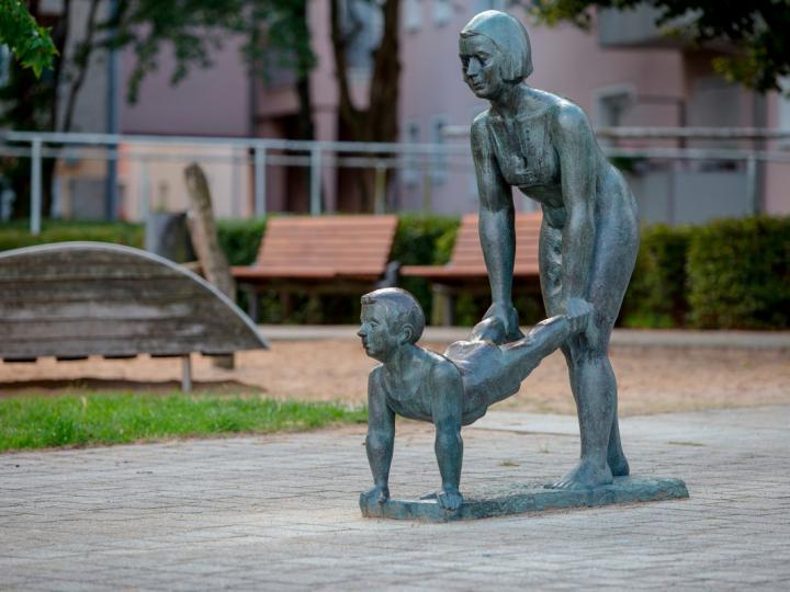 Bronze sculpture woman with child © Stadtmarketing Frankfurt (Oder)