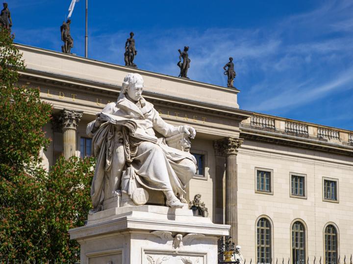 Pomnik Humboldta przed Uniwersytetem Humboldta w Berlinie © Gennadiy Kravechenko/istockphoto