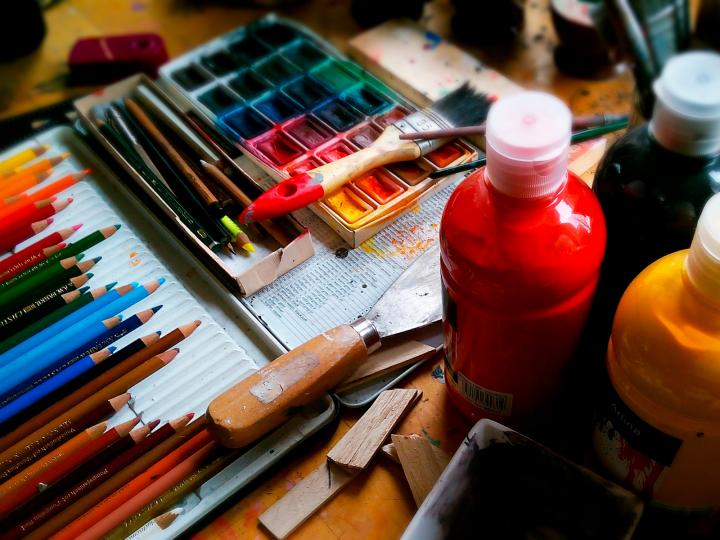 Crayons, paints and brushes © Bodobe/Pixabay