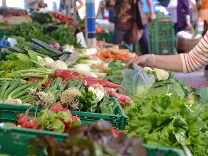 Ein Marktstand mit einem vielfältigen Angebot an Gemüse