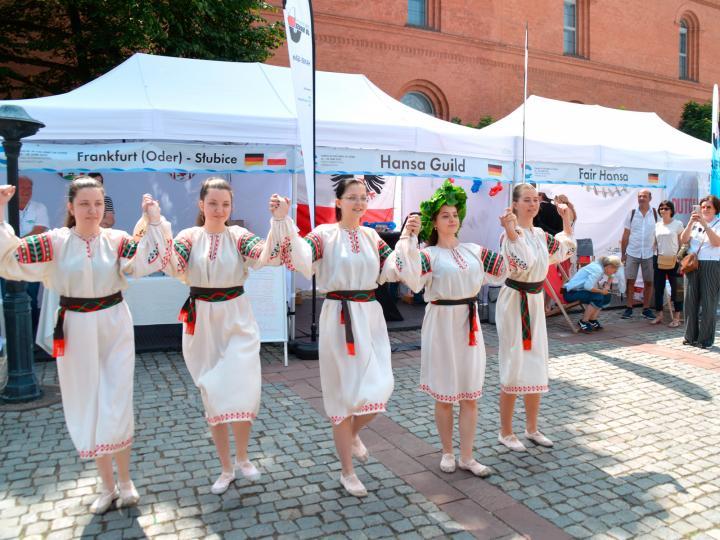 Die Mädchen der Ginger Dance School aus Słubice bei einem ihrer vielen Auftritte. © Uwe Meier