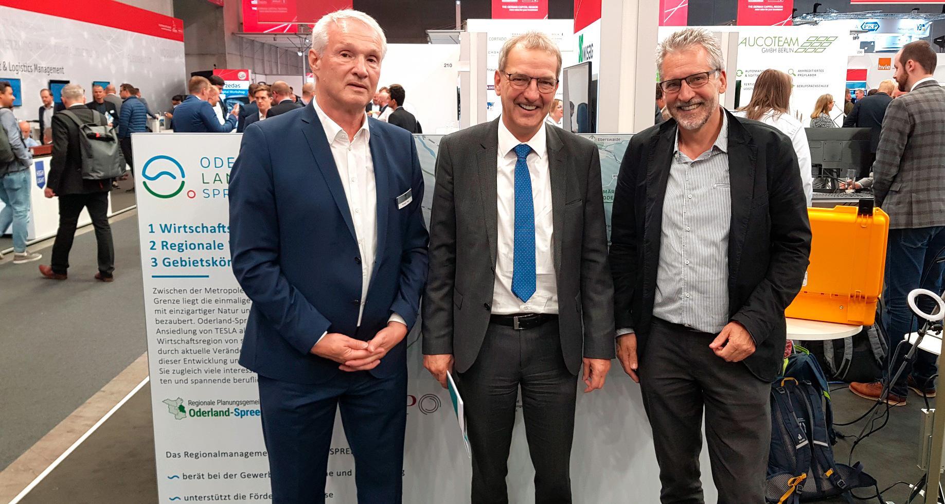 Rüdiger Hage (Regionalmanagement Oderland-Spree), Hendrik Fischer (Staatssekretär im Ministerium für Wirtschaft, Arbeit und Energie des Landes Brandenburg) und Wolfgang Rump (Leiter der Regionalen Planungsstelle Oderland-Spree) © IPG