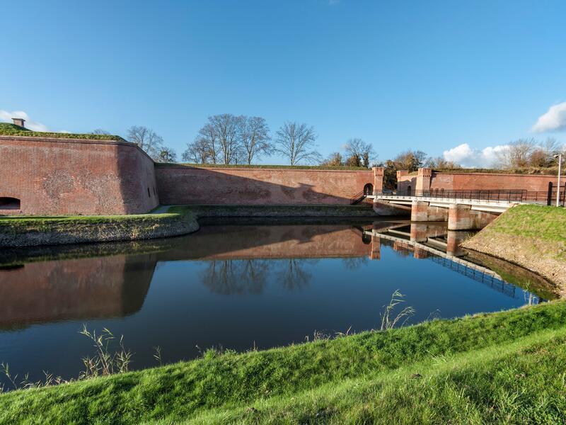 Blick auf die Festungsanlage Küstrin bei blauem Himmel © Muzeum Twierdzy Kostrzyn/Museum der Festung Küstrin