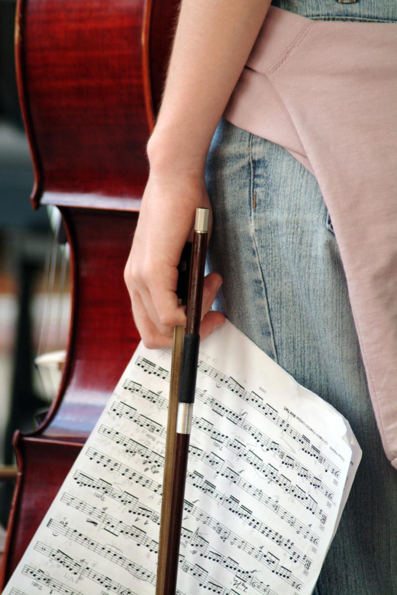 Junge Cellistin mit Noten in der Hand © Musikschule Frankfurt (Oder)
