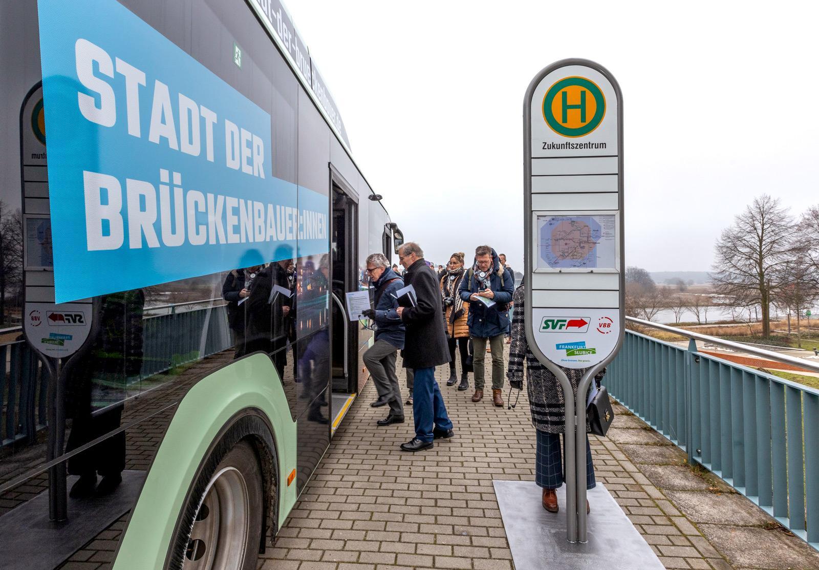 Die Jury beim Einsteigen in den Bus zum Transfer von der temporären Haltestelle „Zukunftszentrum“, um vom Baufeld zum Logensaal zu gelangen © Heide Fest