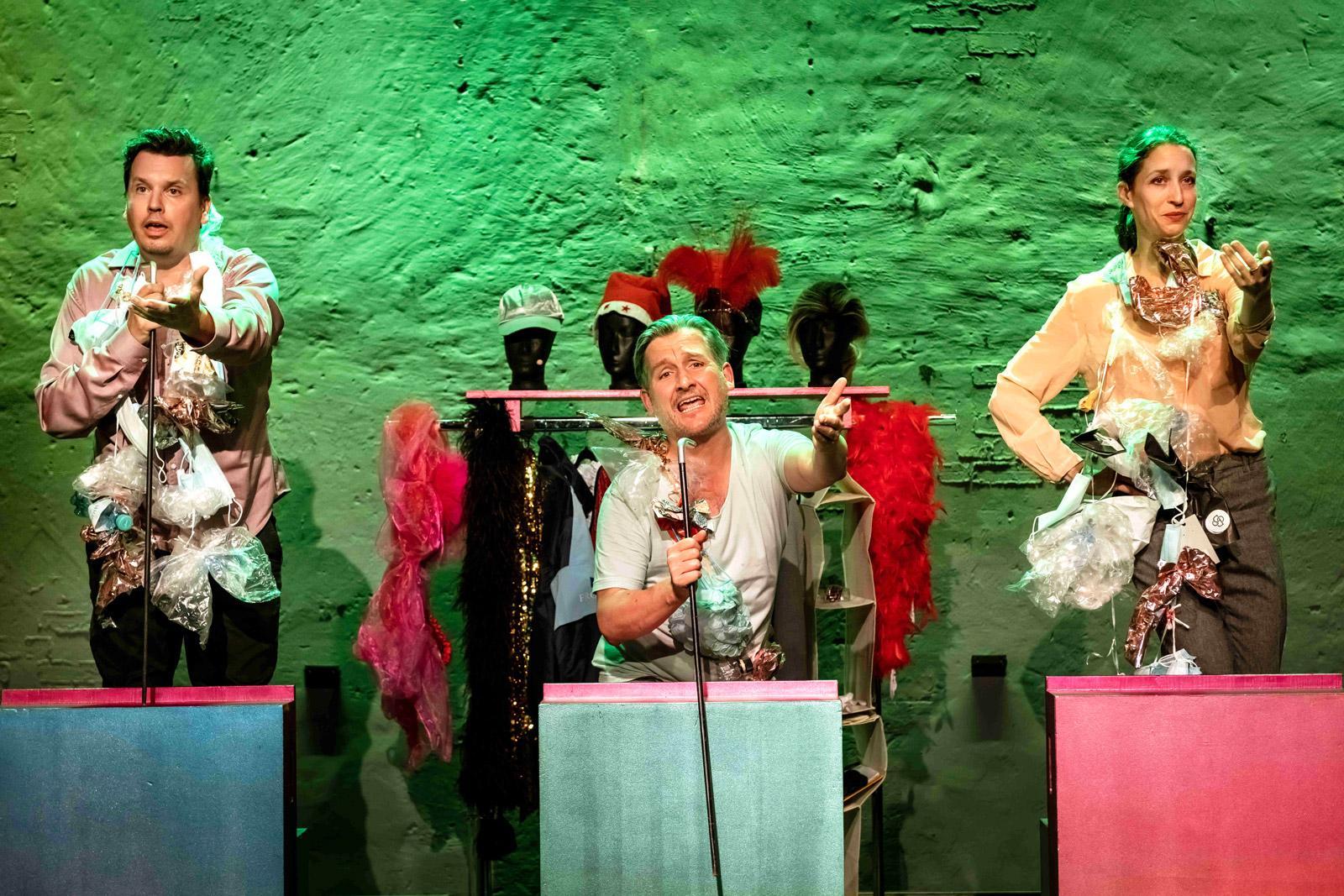 Szene aus dem Programm „Deutschland in den Wechseljahren“ des Berliner Kabarett-Theaters Distel © Chris Gonz
