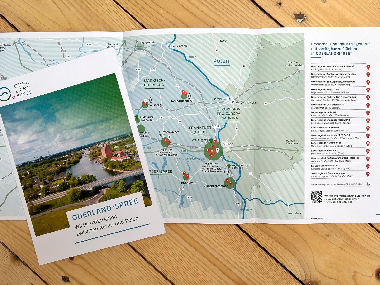 Titel und Innenseiten mit kartografischem Überblick der Regionalbroschüre Oderland-Spree © fischundblume
