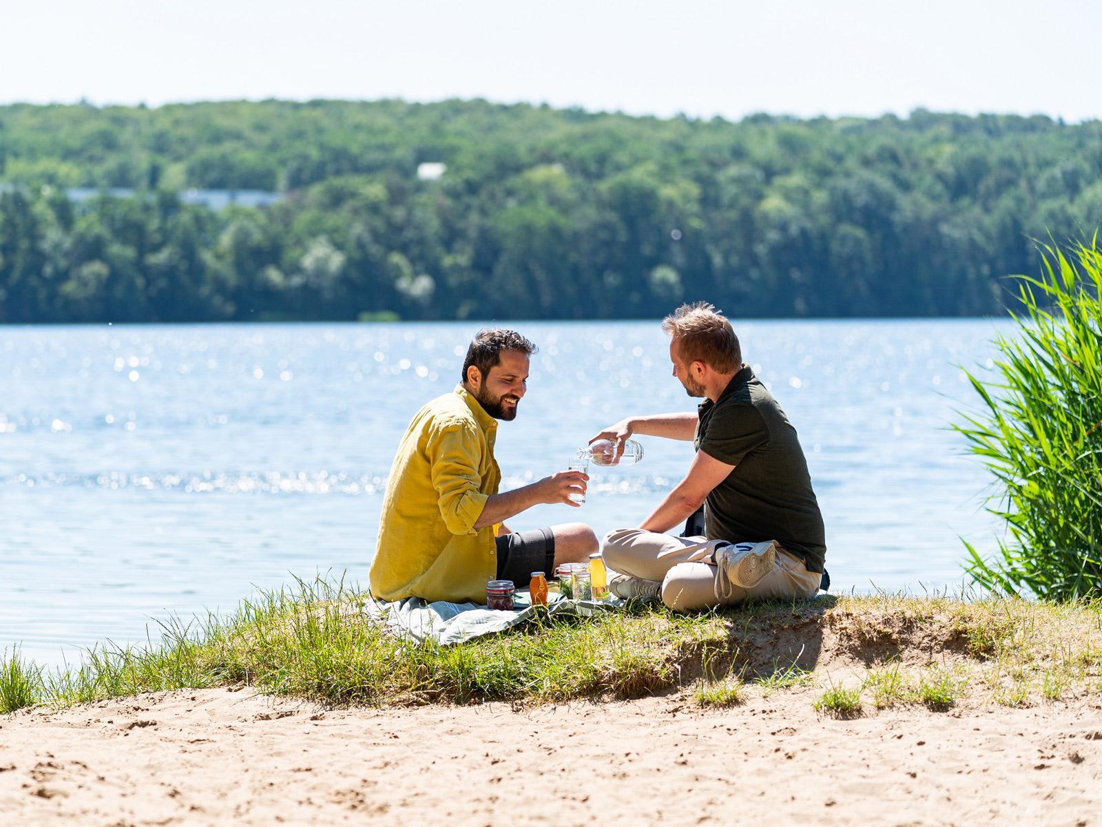 Two men picnic by the water © Seenland Oder-Spree/Florian Läufer