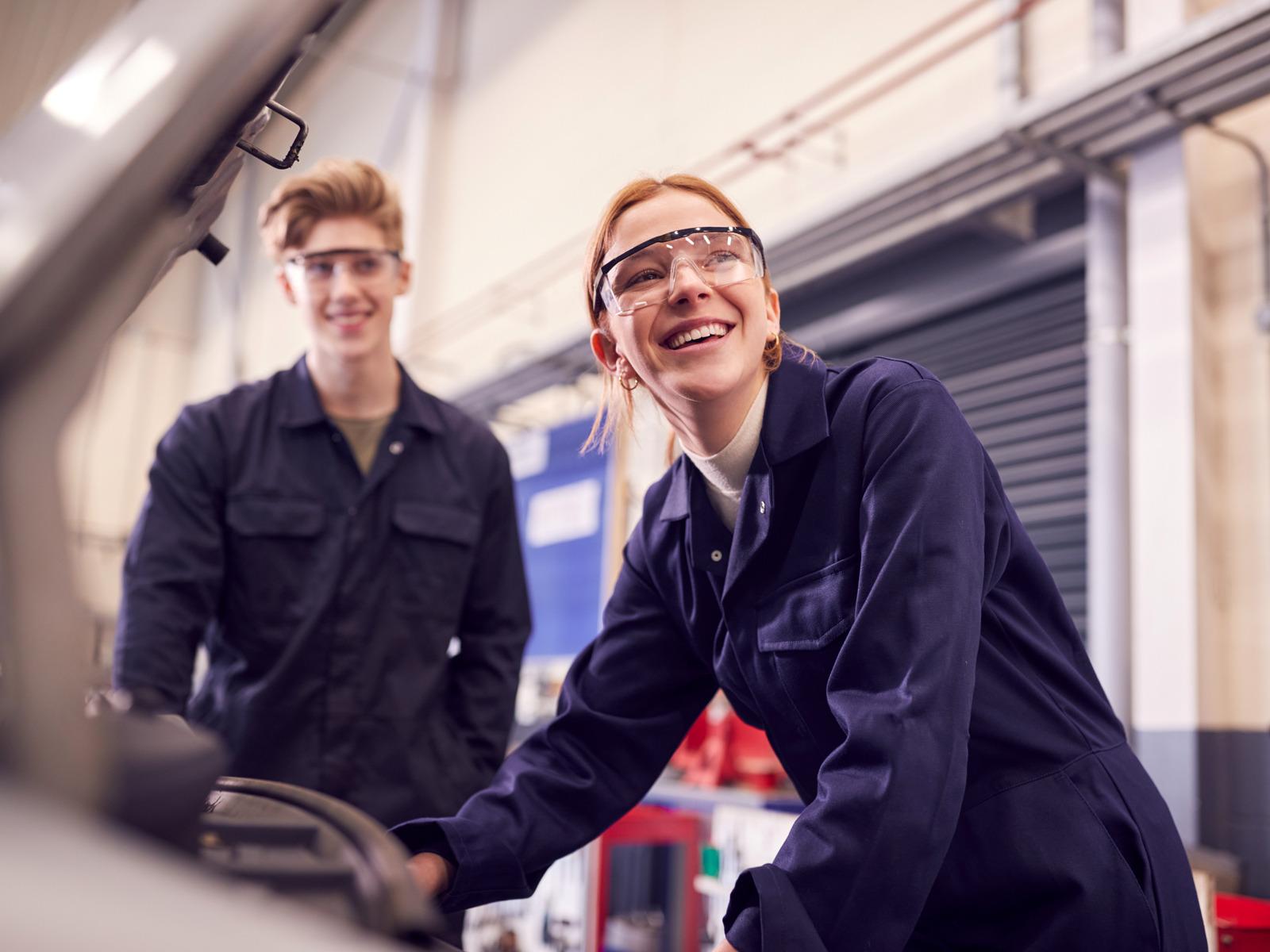 Two apprentices in the field of mechatronics © monkeybusinessimages/iStock