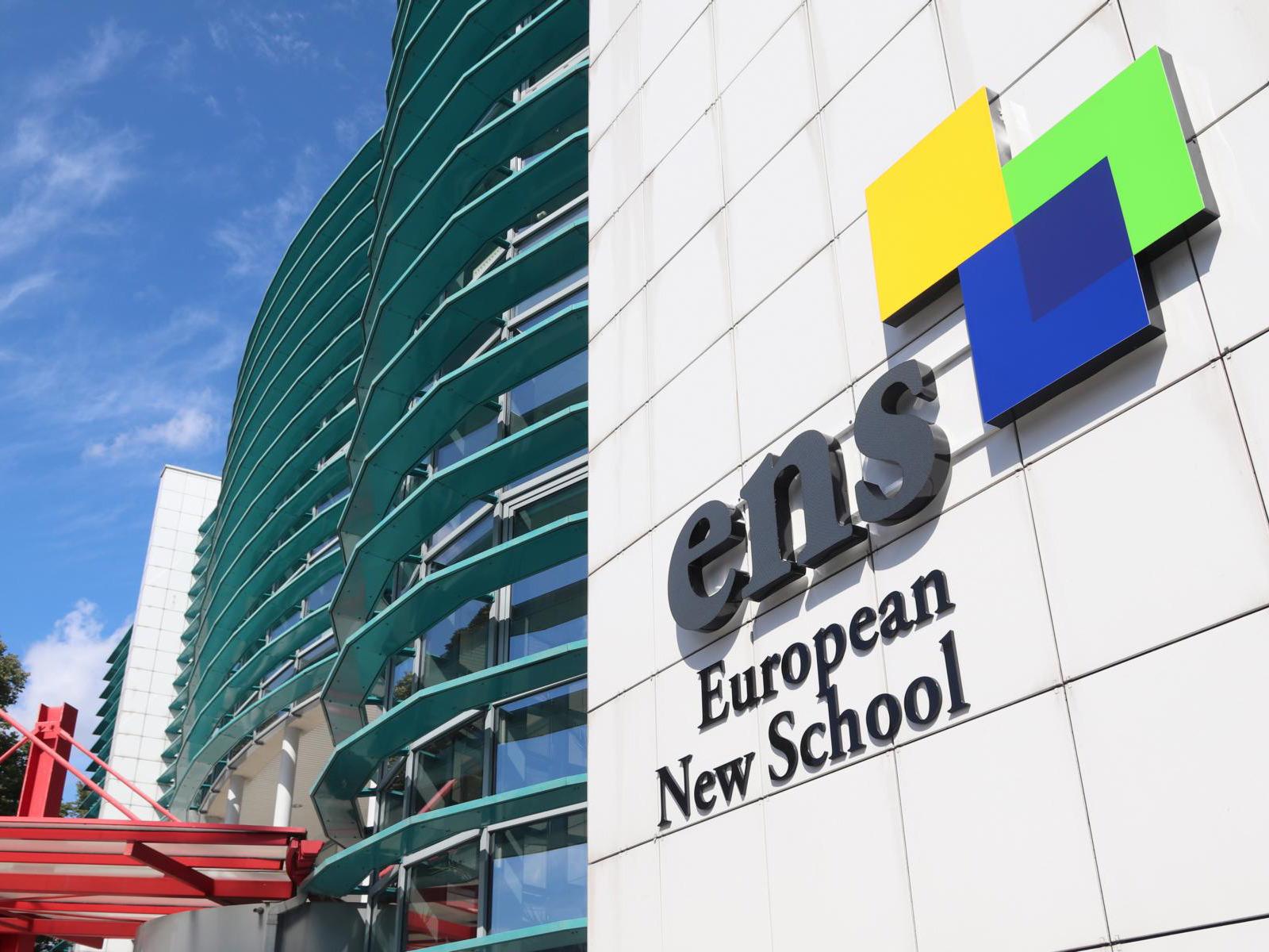 Bibliothek des Collegium Polonicum mit dem Logo der European New School of Digital Studies © Stadtmarketing Frankfurt (Oder)