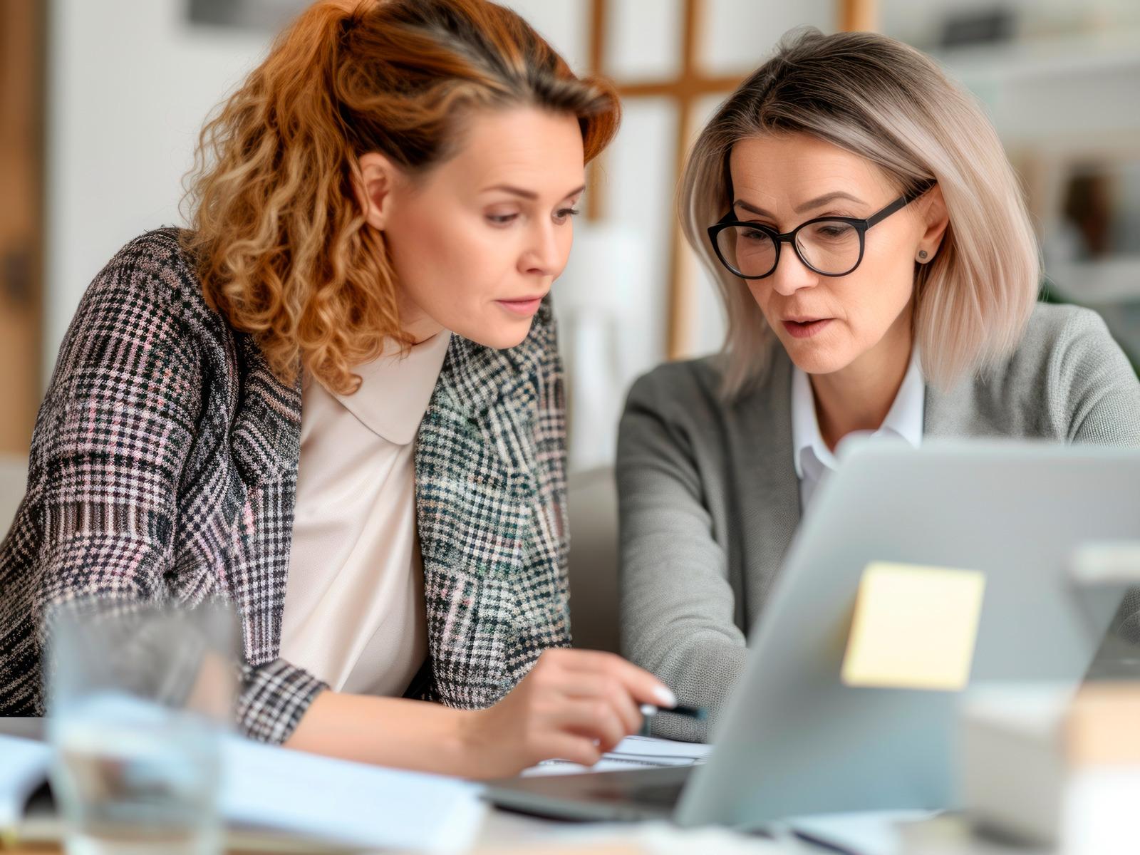 Two women discussing something in front of a laptop © Tung Lam/Pixabay