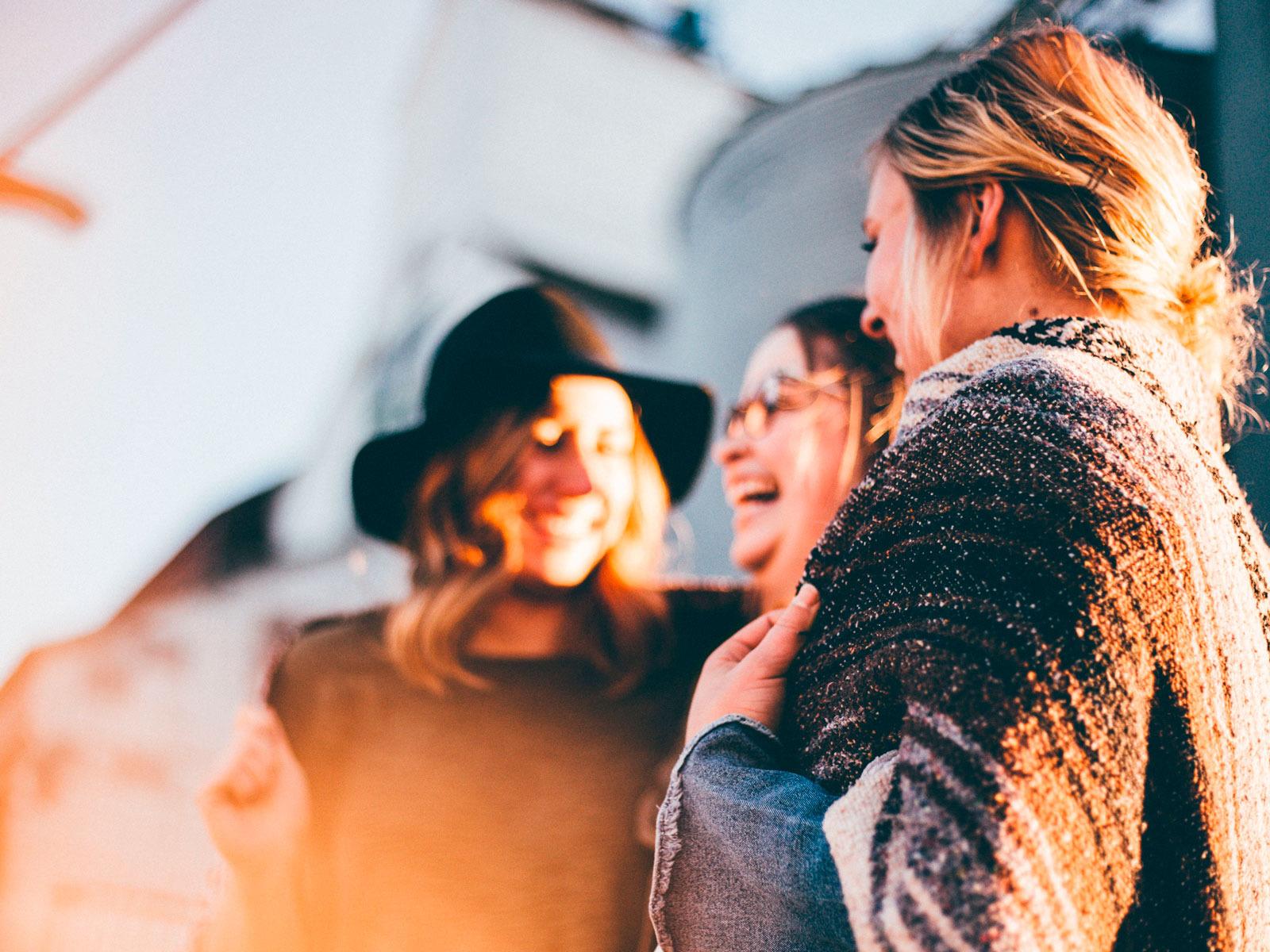 Lachende Frauen © StockSnap/Pixabay