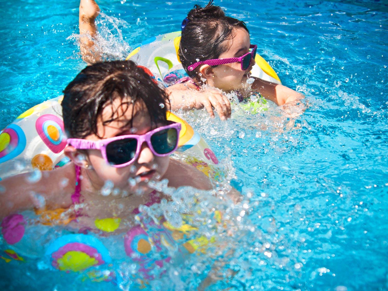 Kinder beim Planschen mit Schwimmringen im Wasser © Pexels/Pixabay