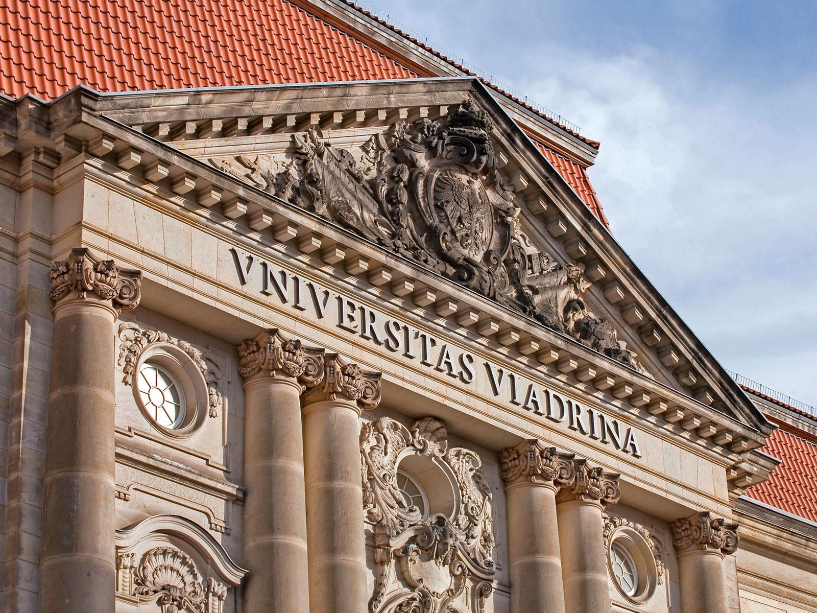 Widok z zewnątrz na Uniwersytet Europejski Viadrina © Heide Fest