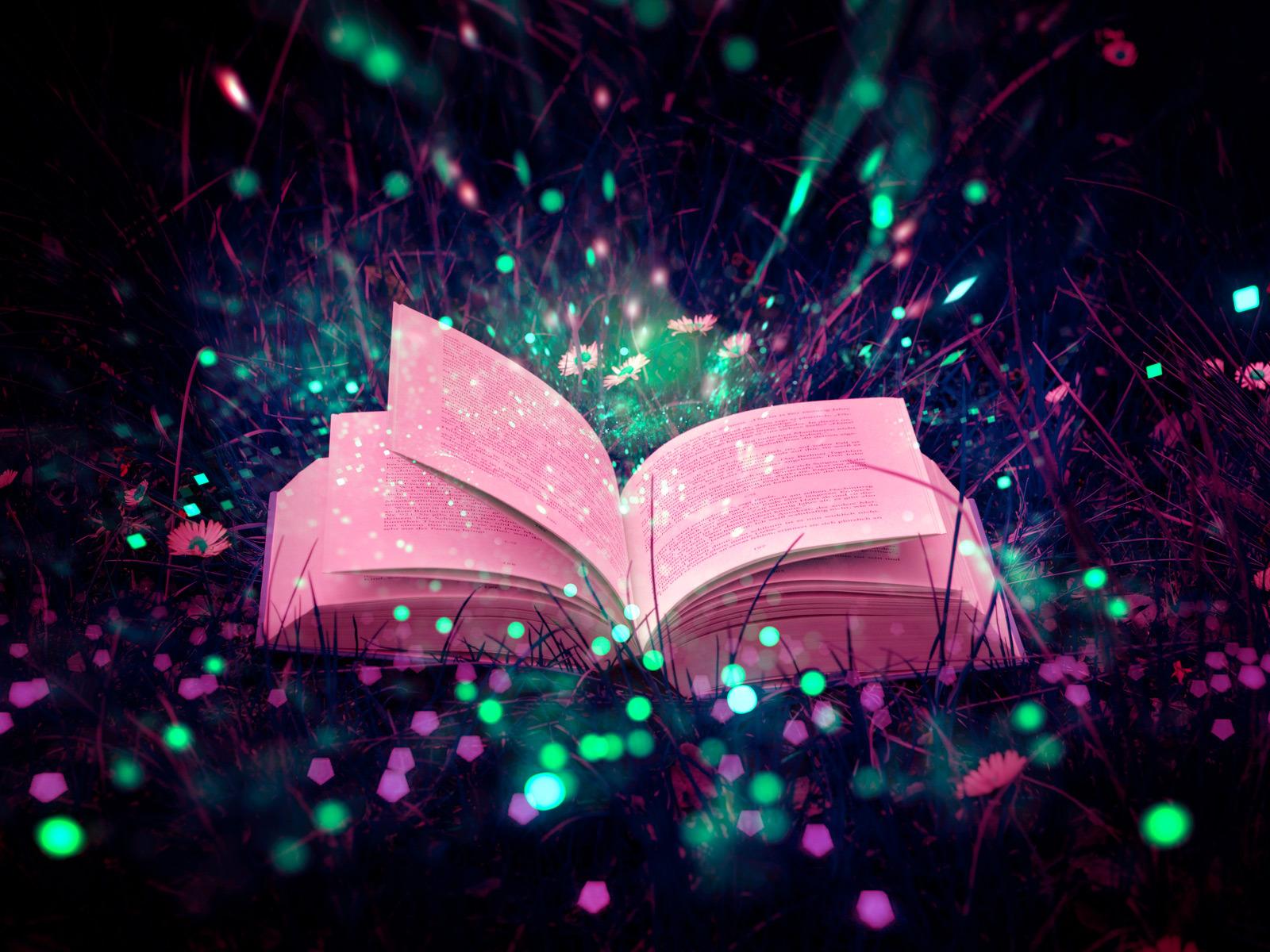 Otwarta książka otoczona magicznymi elementami i światłami © Yuri_B/Pixabay