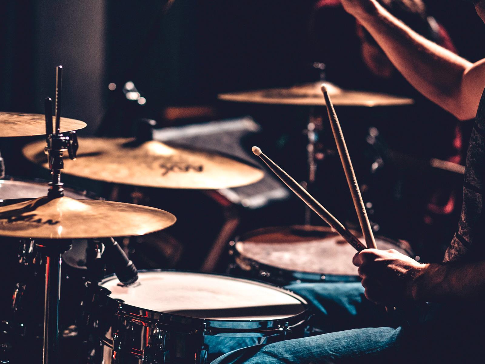 Perkusista gra na zestawie perkusyjnym © StockSnap/Pixabay