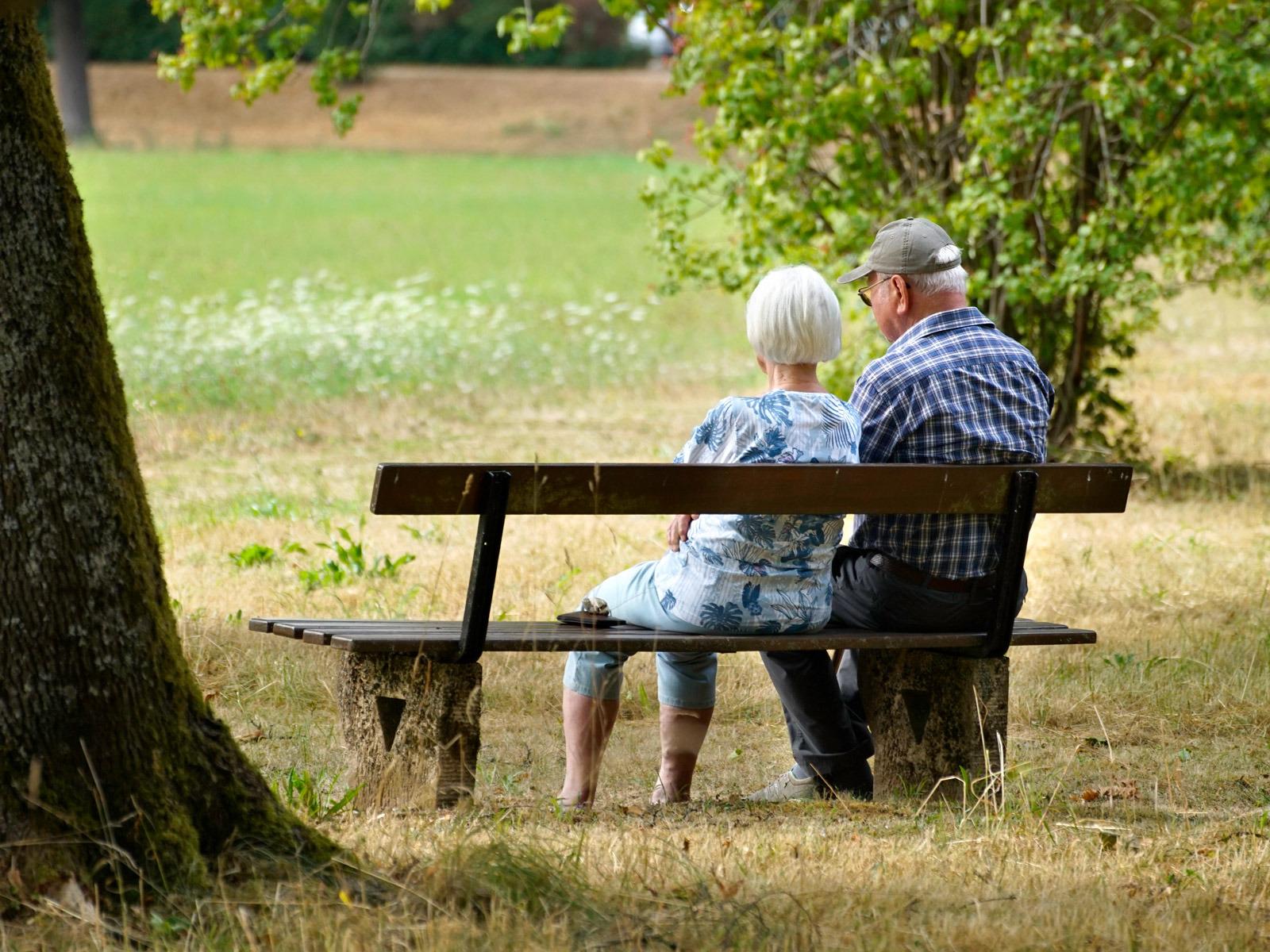 Two senior citizens sitting on a bench © Beauty of Nature/Pixabay