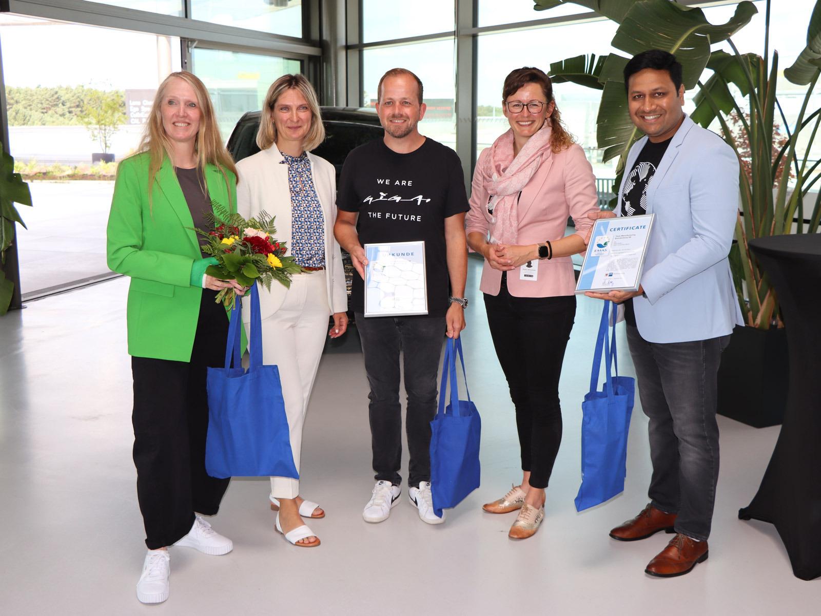 Übergabe der Urkunden zum EMAS-Zertifikat – von links: Giga Factory Senior Managerin für Umwelt, Gesundheit und Sicherheit, Nachhaltigkeit, Energie, Wind Kerstin Dorenbusch, IHK-Hauptgeschäftsführerin Monique Zweig, Giga Factory Senior Director André Thierig, Ministerin für Land- und Ernährungswirtschaft, Umwelt und Verbraucherschutz des Landes Brandenburg Hanka Mittelstädt und Giga Factory Umweltmanagementbeauftragter Ishan Kamat. © IHK Ostbrandenburg