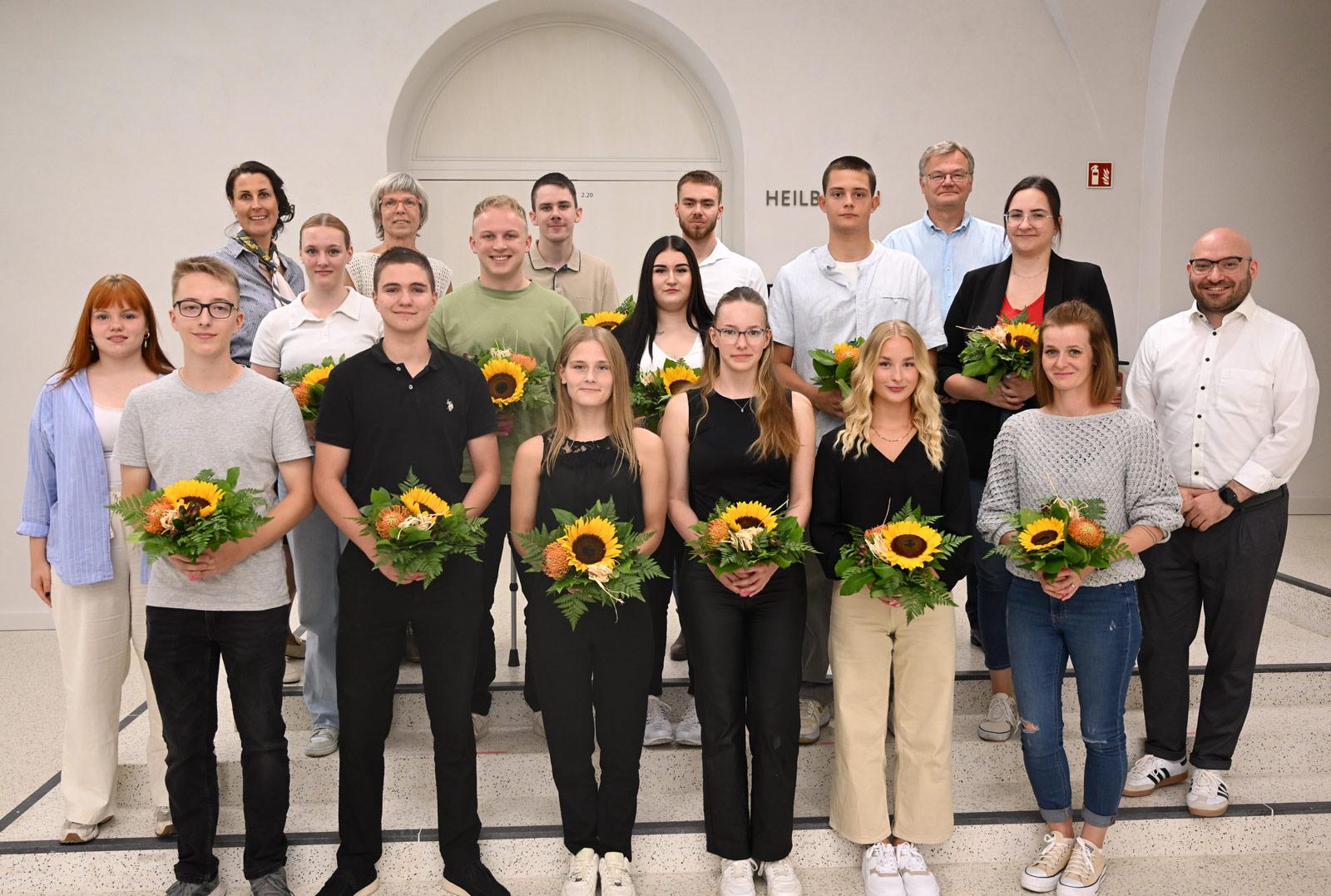 Oberbürgermeister René Wilke (re.) sowie verantwortliche Mitarbeitende der Stadtverwaltung mit der Gruppe der Auszubildenden und Studierenden, die ihre Ausbildung bzw. ihr Studium in der Stadtverwaltung Frankfurt (Oder) 2024 aufnehmen. © Stadt Frankfurt (Oder)
