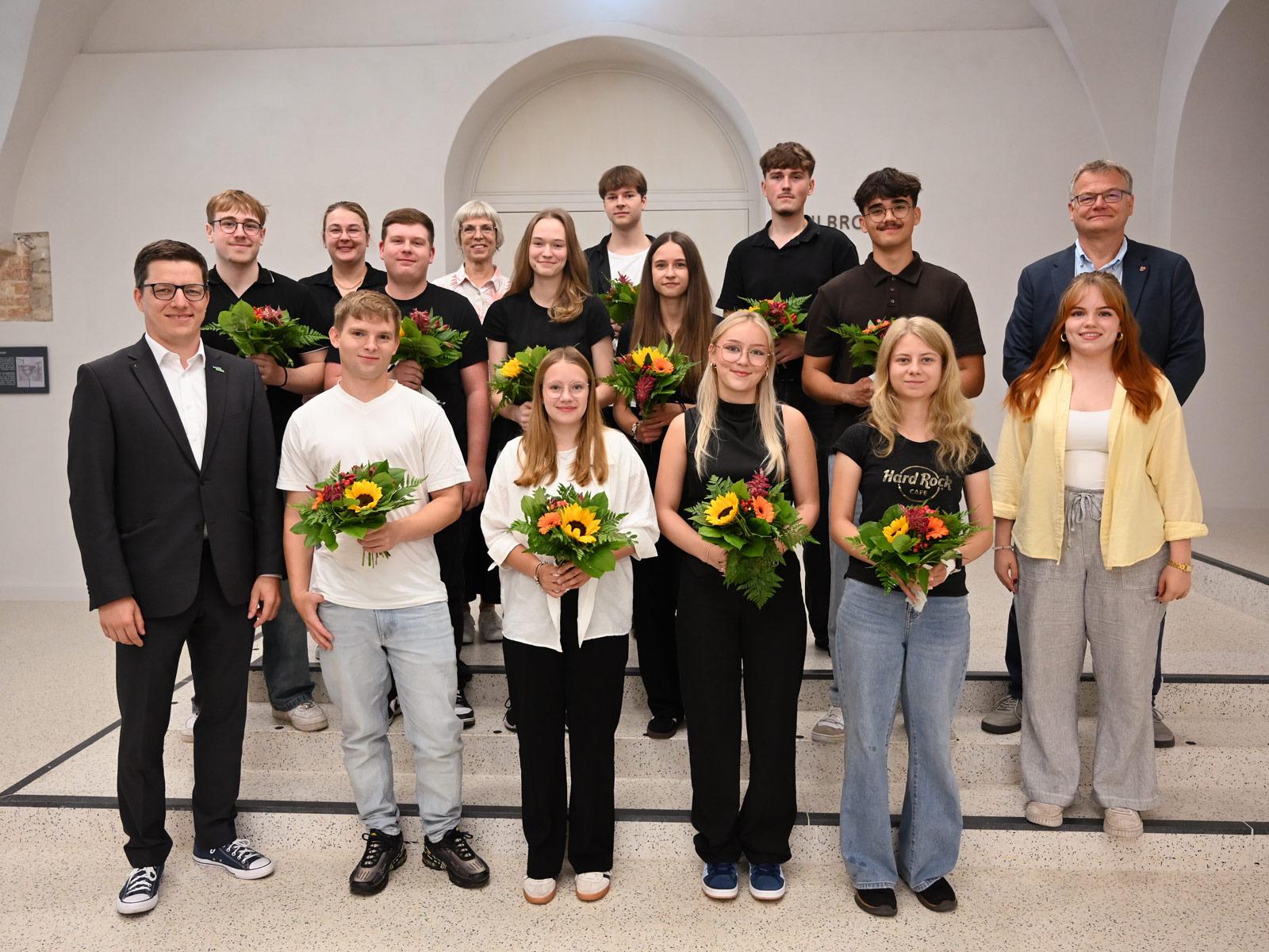 Burmistrz Claus Junghanns z grupą stażystów i studentów, którzy zostali również powitani przez odpowiedzialnych pracowników administracji miasta © Stadt Frankfurt (Oder)