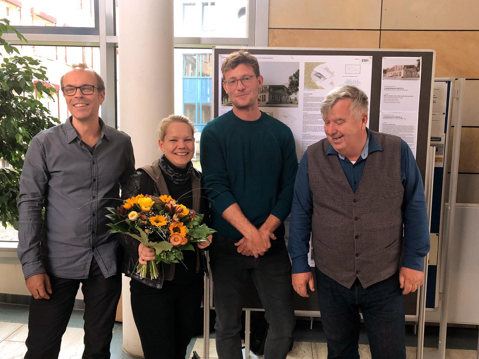 Representatives of MRK Architektur Part mbB, with Max Wetzig architect and District Administrator Gernot Schmidt at the opening of the exhibition on August 29, 2023 © Landkreis Märkisch-Oderland