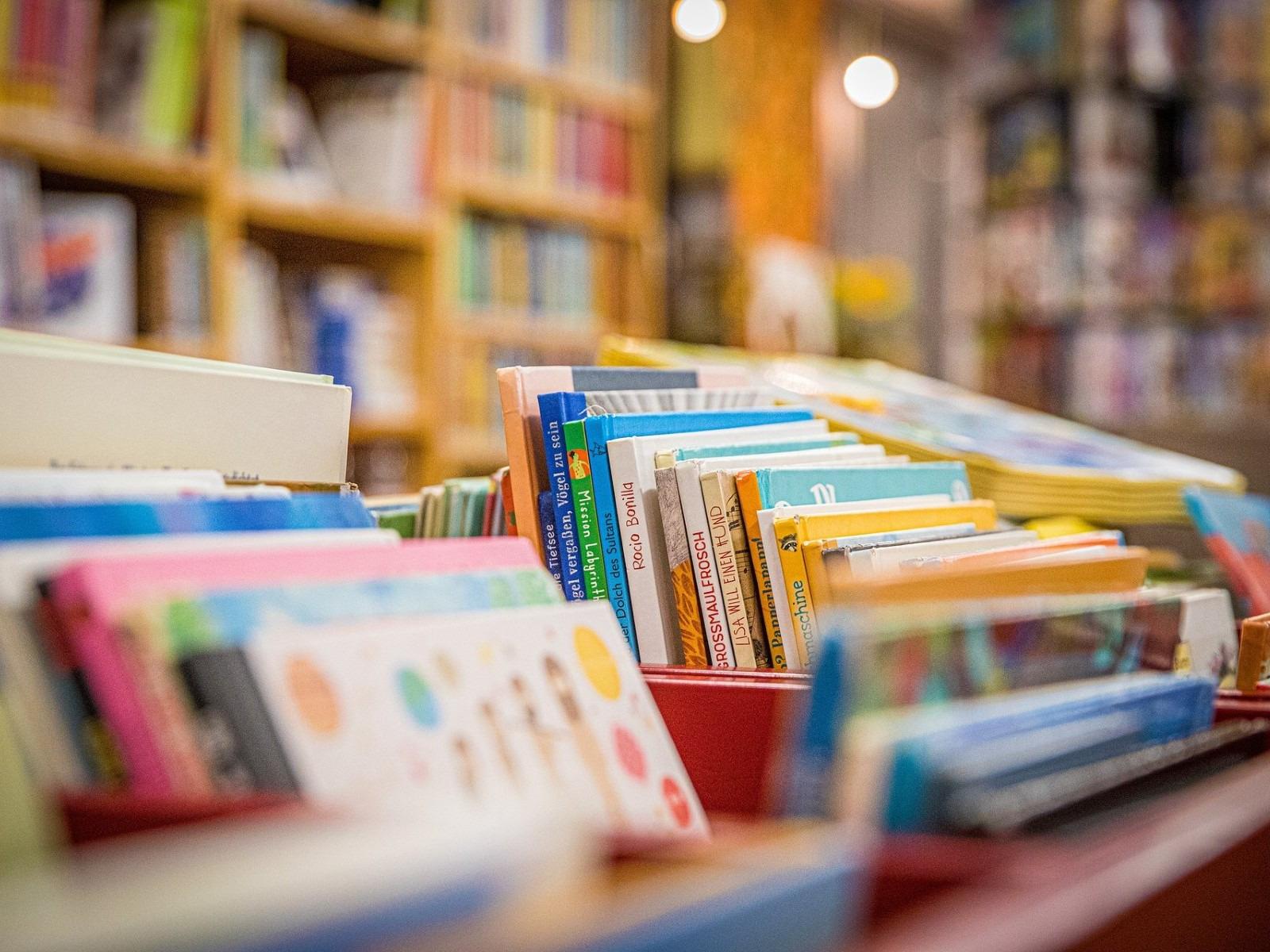 Bücher in einer Bibliothek