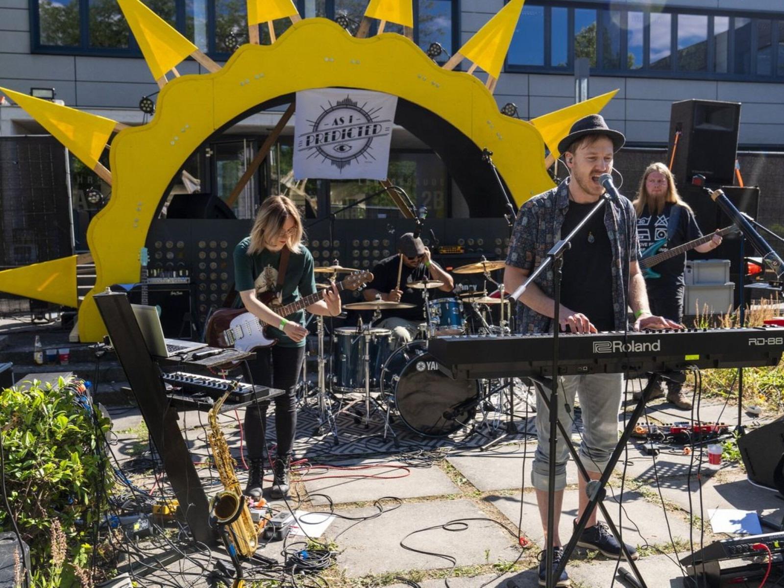 Wenn der Zentralcampus zum Dancefloor wird: DJ-Sounds, Sommerabend und Festivalstimmung beim BTU-Sommerfest 2025.