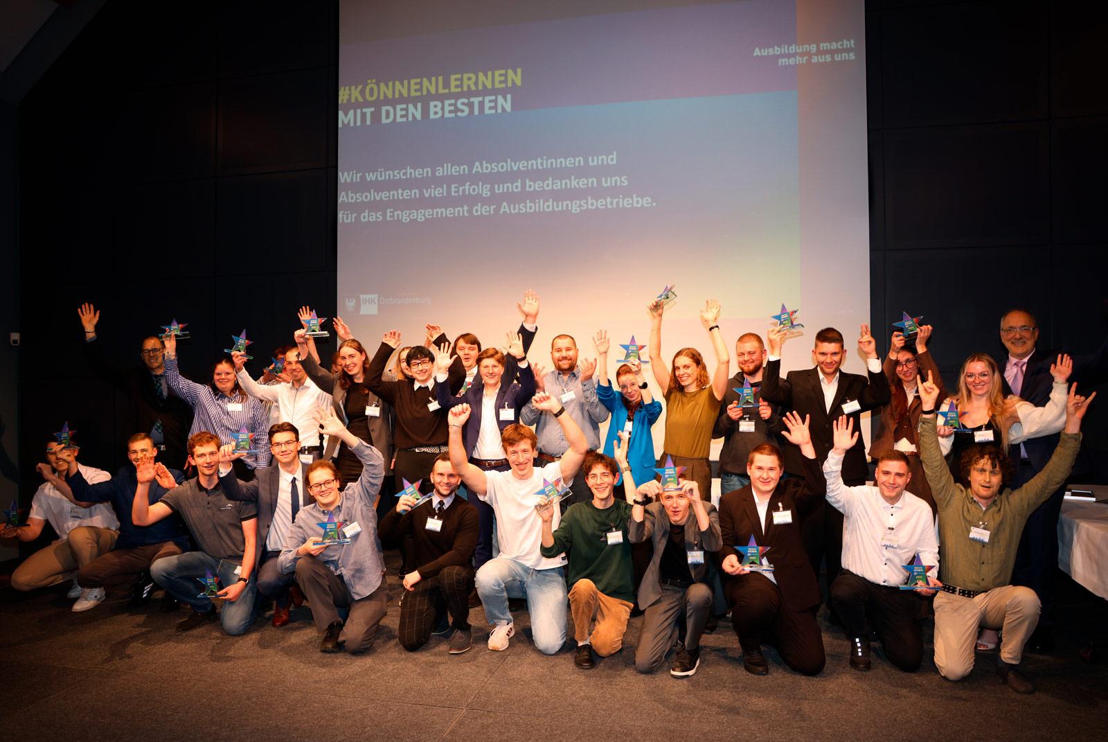 Die Besten – diese Absolventinnen und Absolventen haben ihre Prüfungen mit mindestens 92 von 100 Punkten abgeschlossen und somit die Note „sehr gut“ erreicht. © Marco Kümpfel | IHK Ostbrandenburg