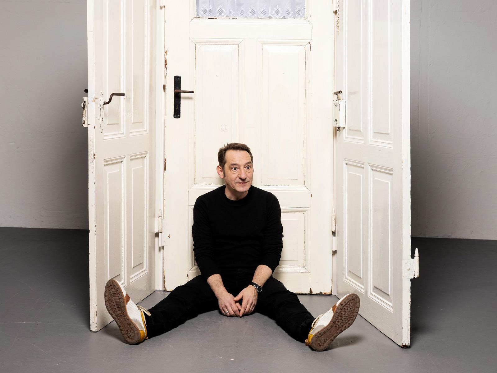 Szene aus „Die Fledermaus – Leicht gekürzt und stark gewürzt“ mit Boris Aljinovic © Oliver Look