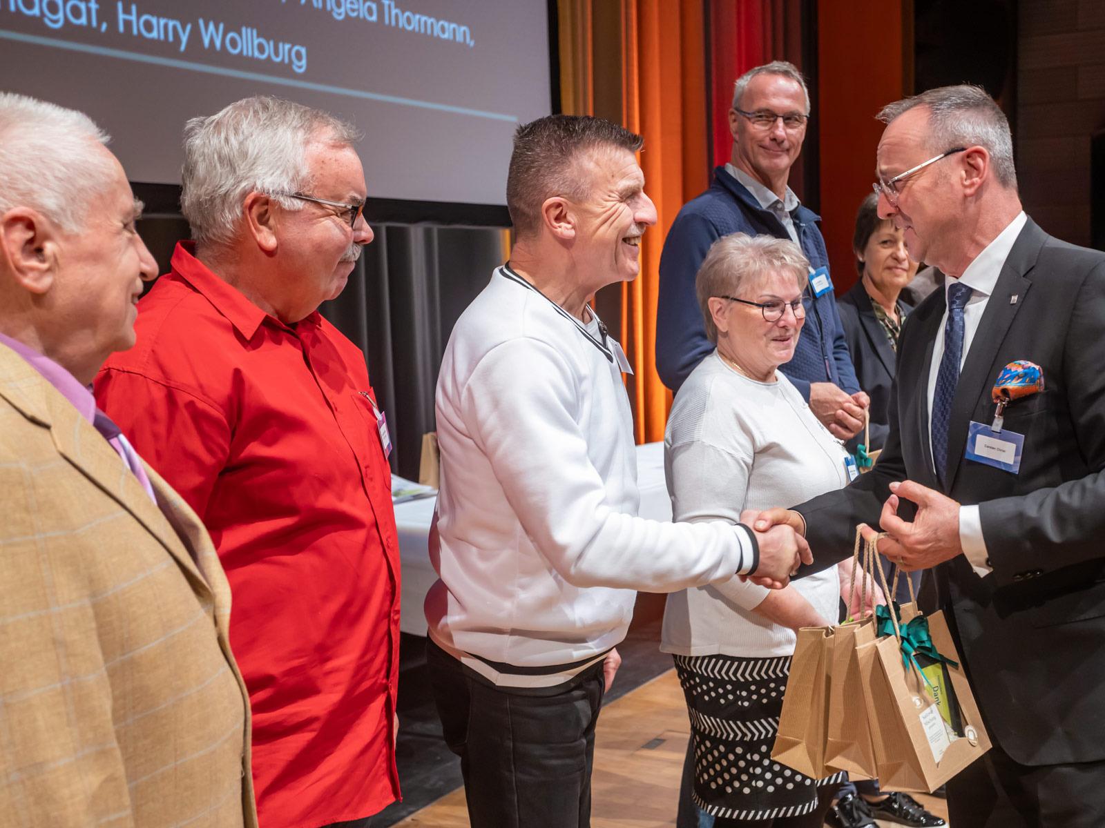 IHK President Carsten Christ personally thanked the examiners for their commitment and presented them with silver and gold badges of honor as well as small gifts. © IHK Ostbrandenburg
