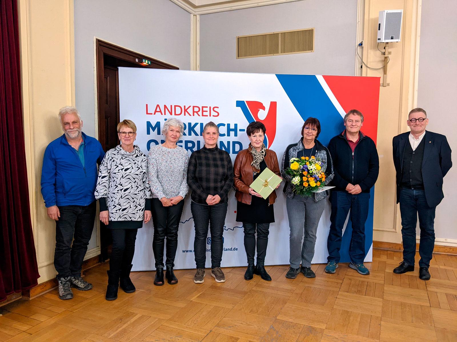 Radny Gregor Beyer i uczestnicy z Dolgelin podczas ceremonii wręczenia nagród "Nasza wieś ma przyszłość" © Landkreis Märkisch-Oderland