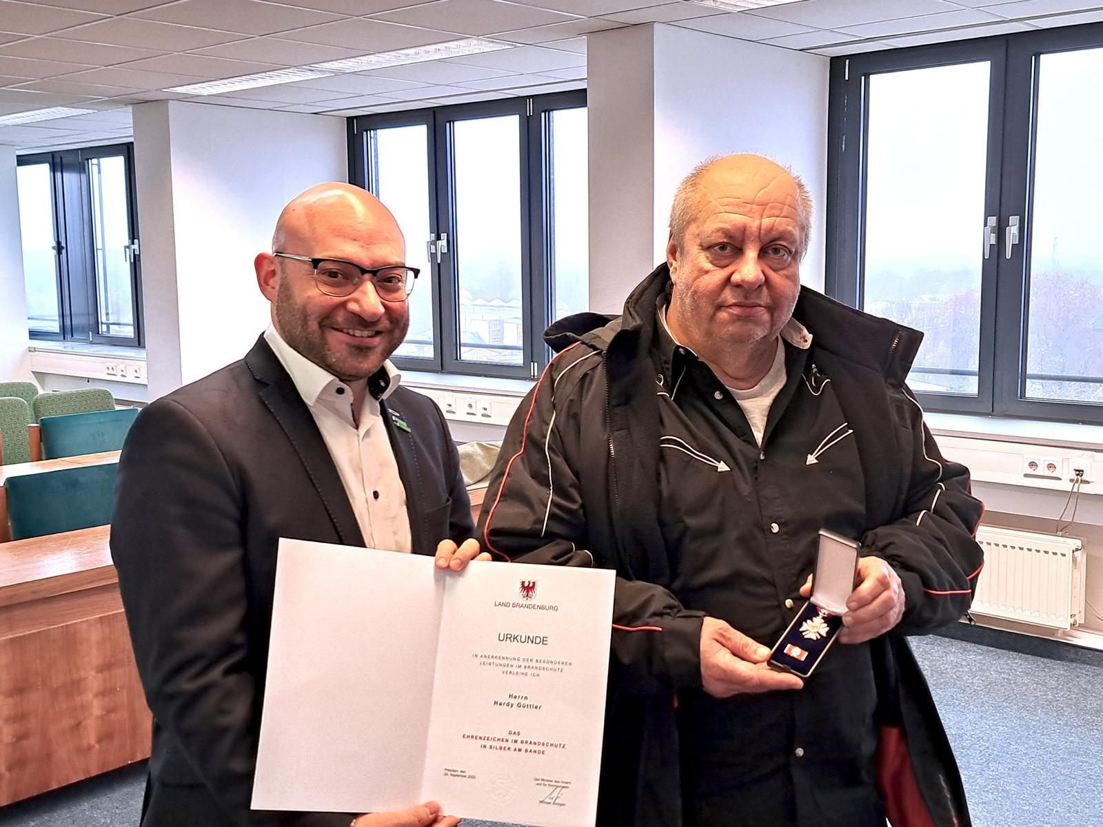 Nadburmistrz René Wilke i Hardy Güttler podczas wręczania Medalu Honorowego Srebrnej Wstęgi Ochrony Przeciwpożarowej © Stadt Frankfurt (Oder)