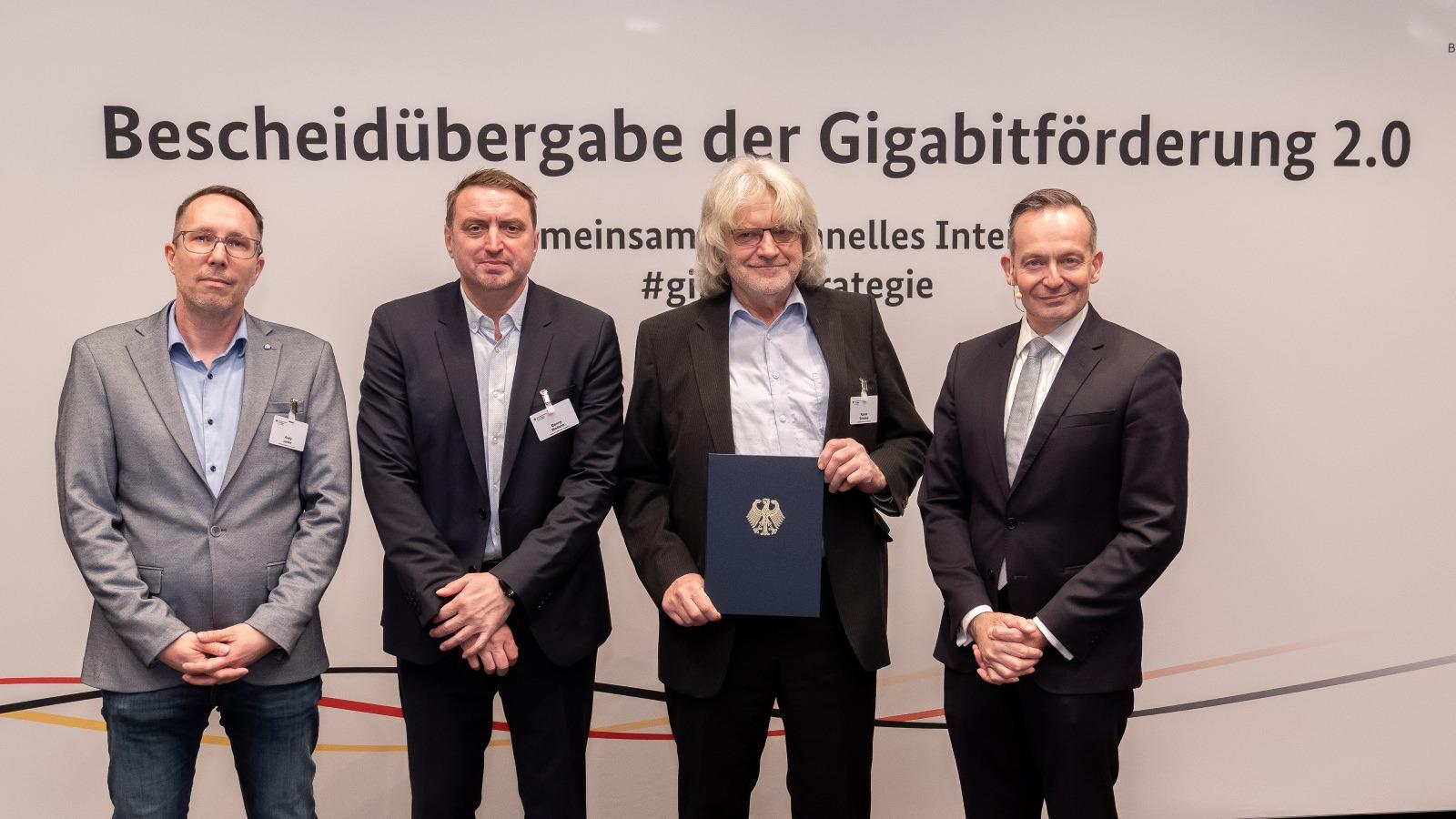 Förderbescheiduebergabe aus Gigabit-Programm 2.0-08 an LK MOL