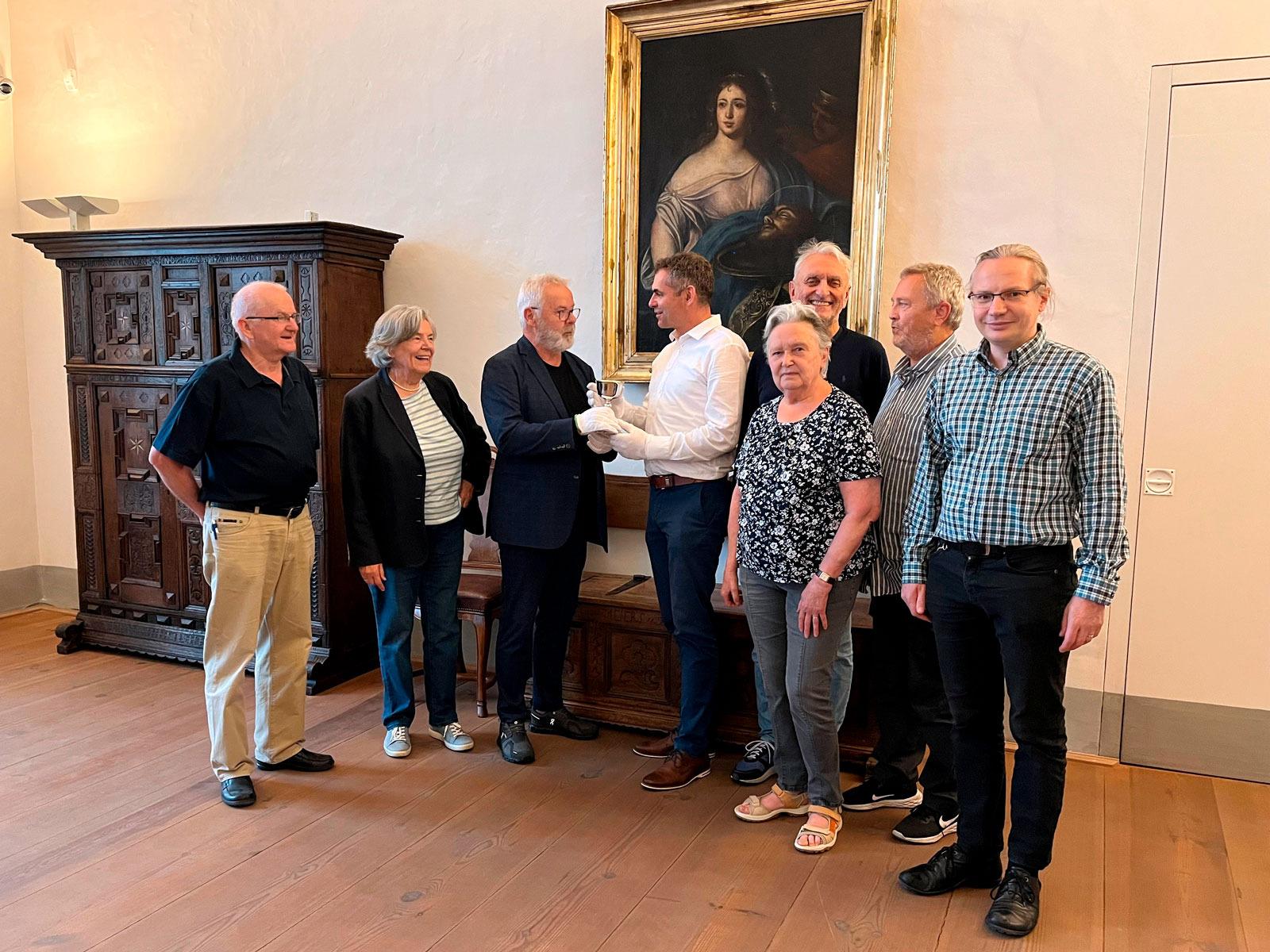 Członkowie Stowarzyszenia Przyjaciół i Sympatyków Muzeum Viadrina podczas przekazania pozyskanego srebrnego kielicha Muzeum Miejskiemu Viadrina © Dr Sonja Michaels