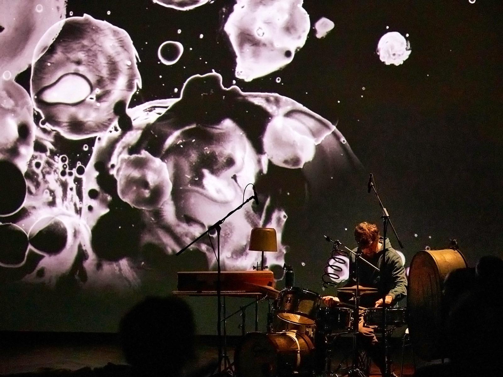 Die intermediale Performance „OderHive – eine multisensuale Flussreise zum Hören, Sehen und Fühlen“ © Janine Escher