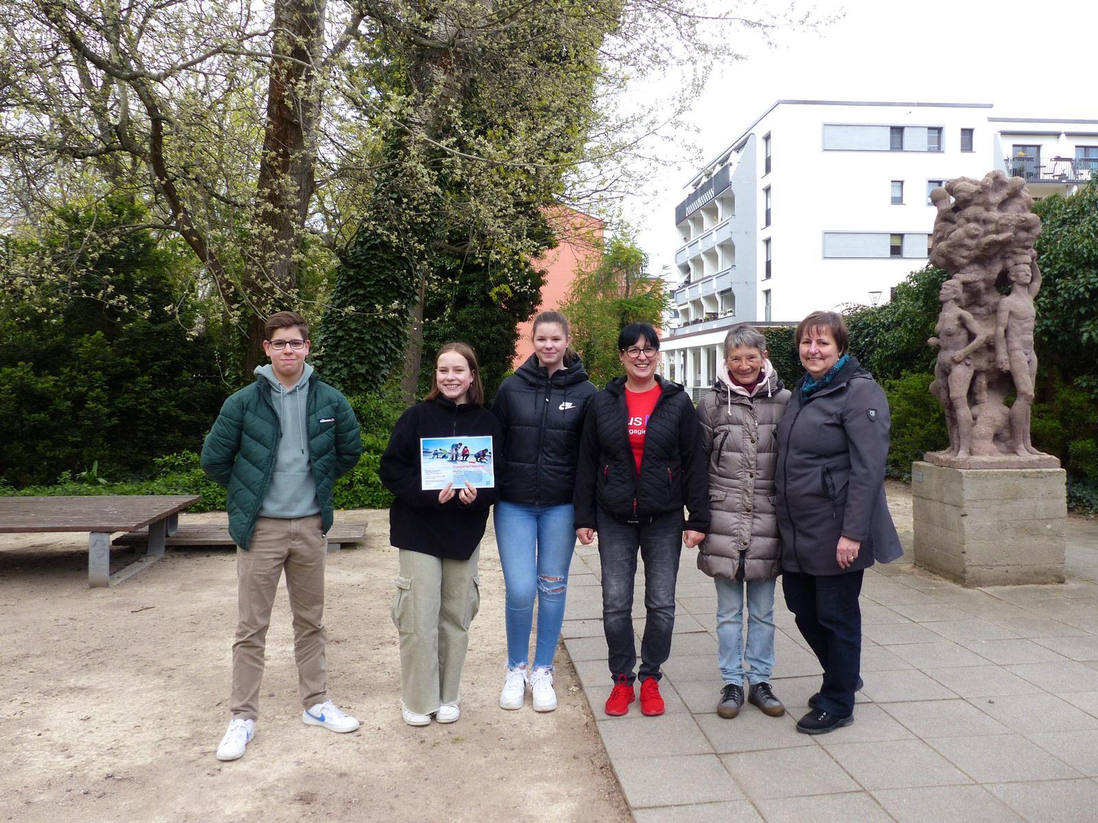 Handing over the donation check, students of the Karl-Liebknecht-Gymnasium, Grit Rost (Deutsche Bank AG), Sonja Gudlowski (Citizens' Initiative Lennépark) and Dorit Bunk (Municipality of Frankfurt (Oder), Head of the Department of Parks and City Services) © Citizens' Initiative Lennépark