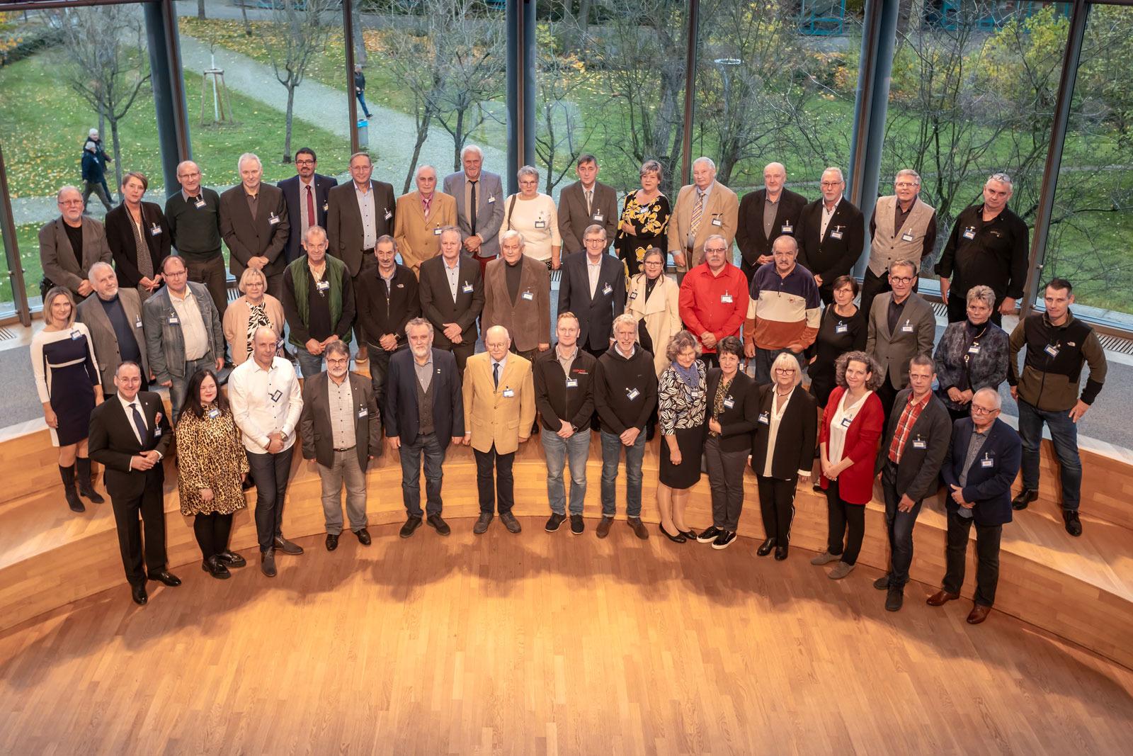 Examiners who have received a silver or gold badge of honor for ten or 25 years of commitment gathered for a photo. © IHK Ostbrandenburg