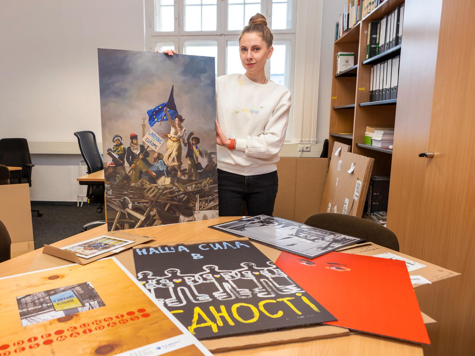 Iryna Kovalenko preparing for the exhibition © Heide Fest/Viadrina