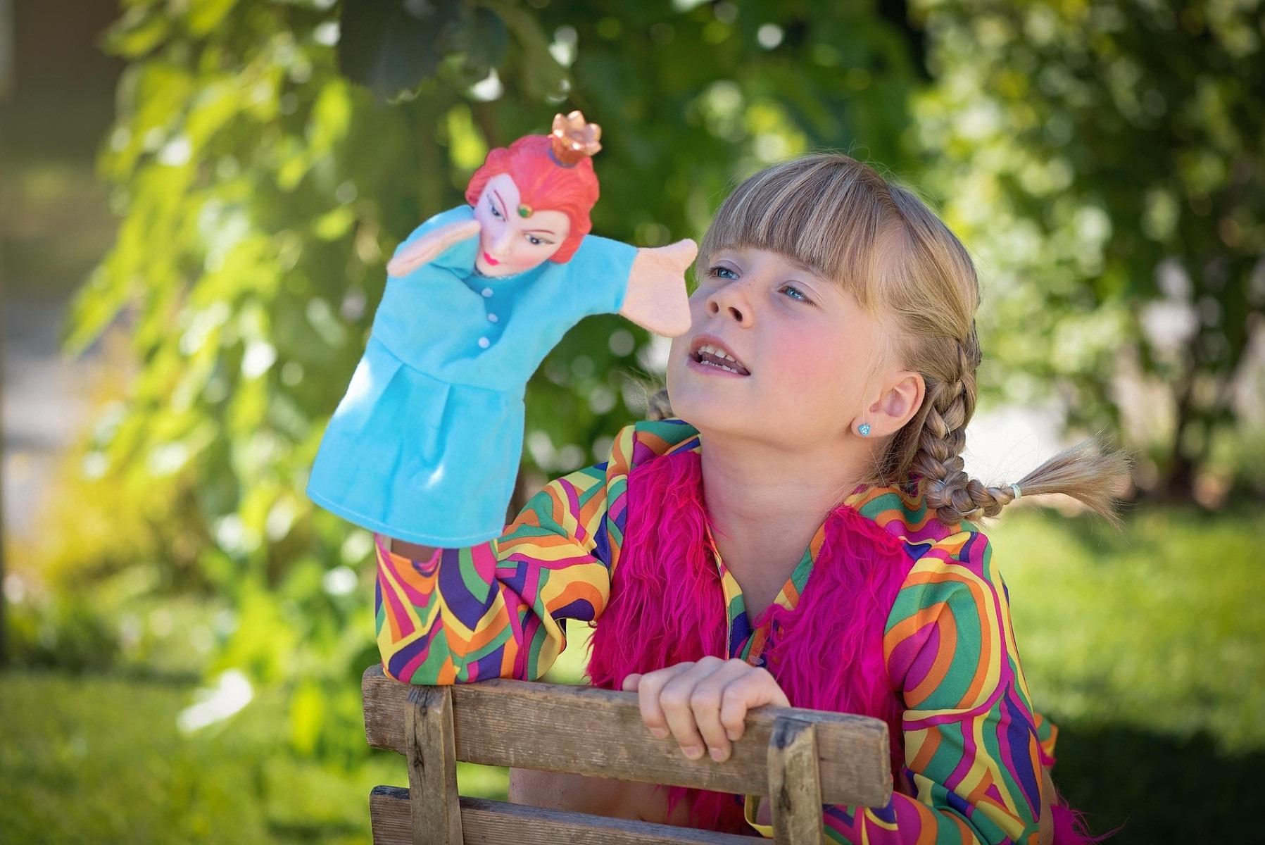 Kind mit Handpuppe