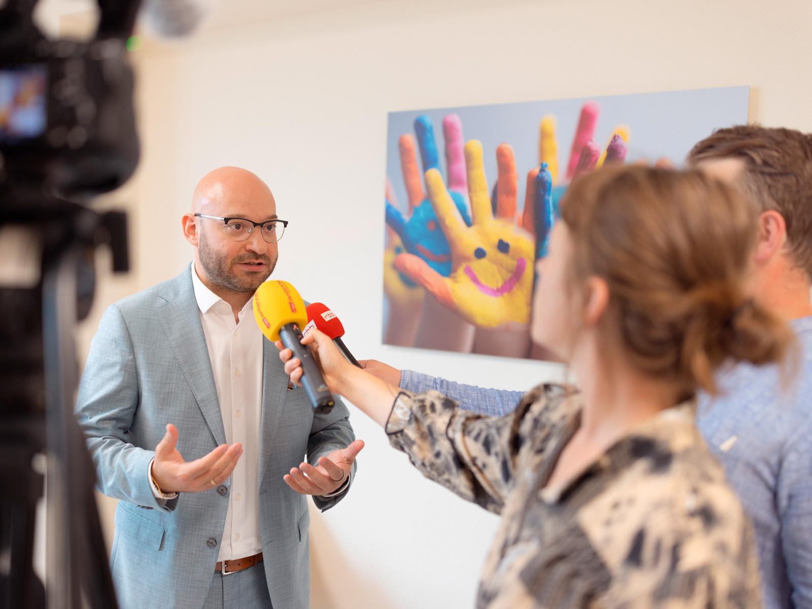 Sozialminister René Wilke bei der Eröffnung der Frankfurter Kinderschutzambulanz. © Matthias Kindler