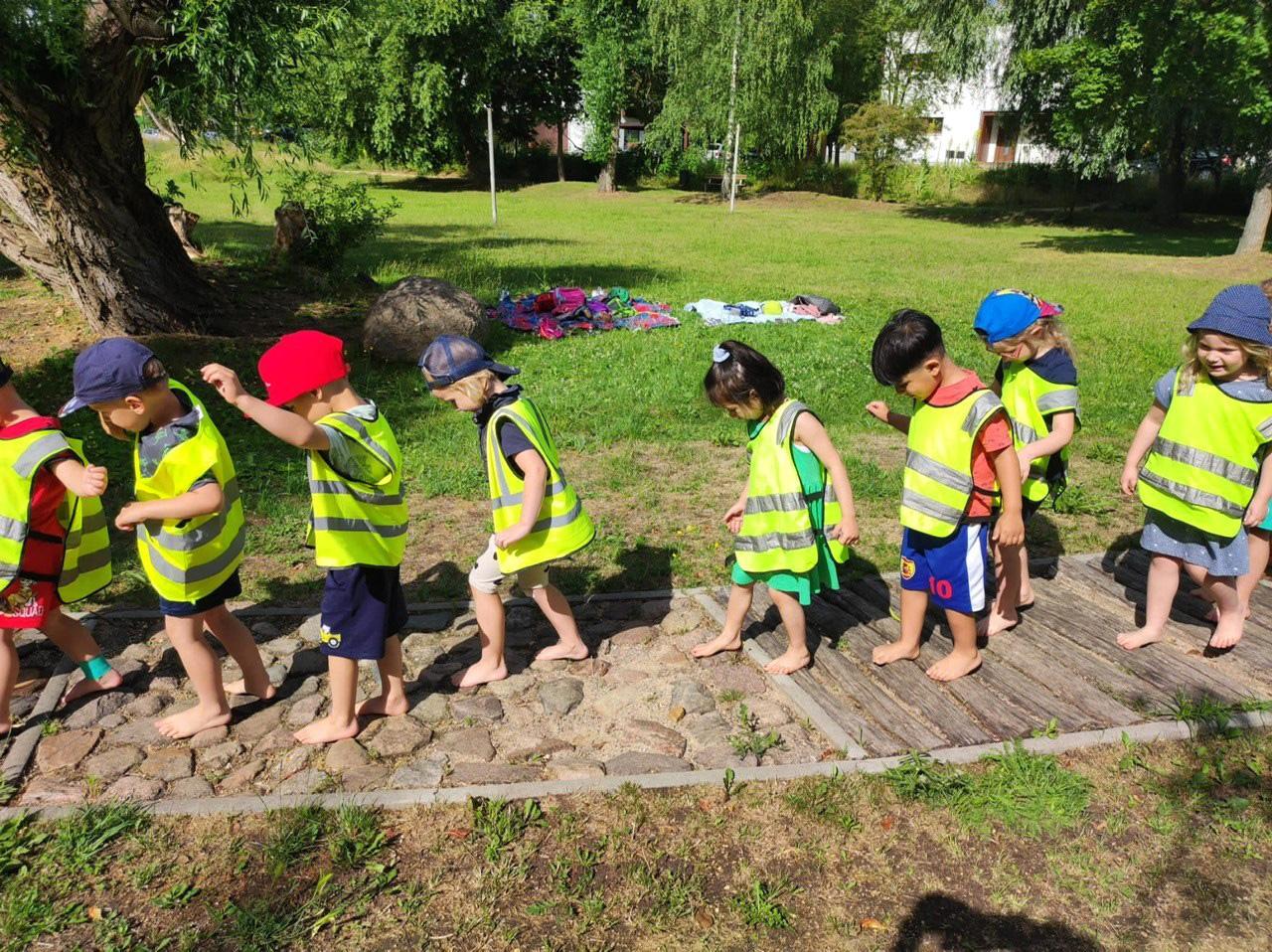 Kinder der Kita „Sonnenschein“ auf dem Barfußpfad der Mühlenfließaue © Bad Freienwalde Tourismus GmbH