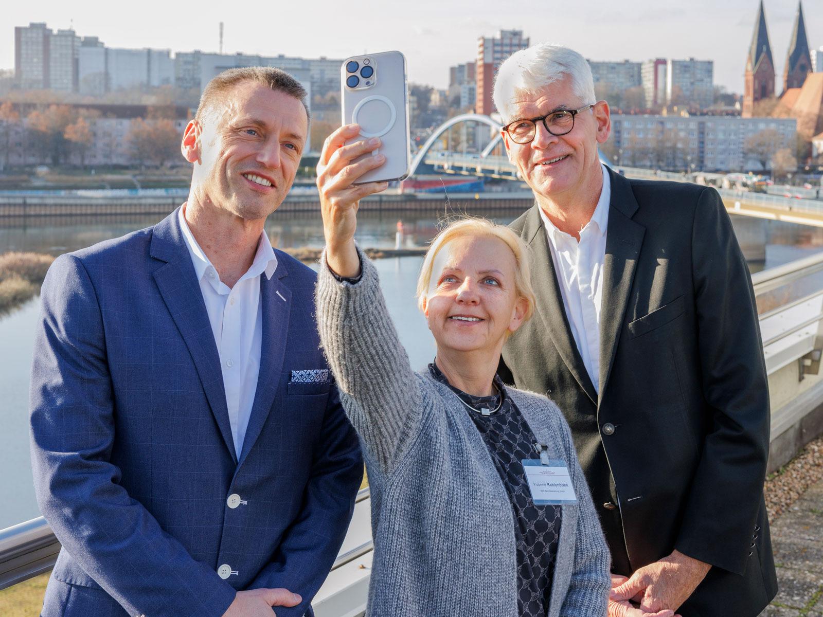 Drei Partner: Andrzej Cegielnik, Vizepräsident der Westlichen IHK Gorzów, Yvonne Kehlenbrink, Vizepräsidentin der IHK Ostbrandenburg, und Prof. Dr. Eduard Mühle, Präsident der Europa-Universität Viadrina, auf der Dachterrasse des Collegium Polonicum in Słubice © Heide Fest