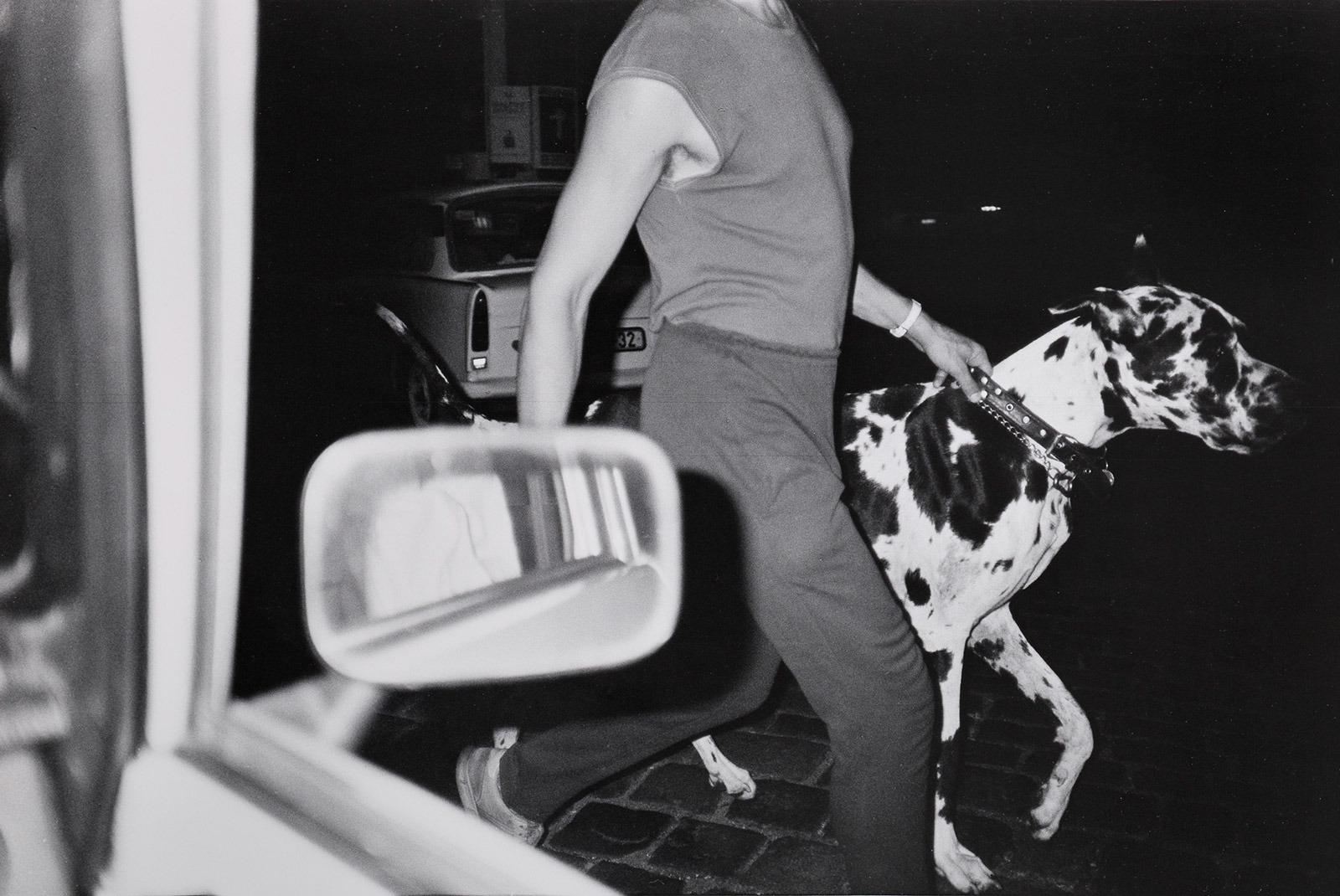 Maria Sewcz, mobil (Mann mit Hund), 1990, Silbergelatineabzug © VG Bild-Kunst, Bonn 2026, Foto: Archiv BLMK